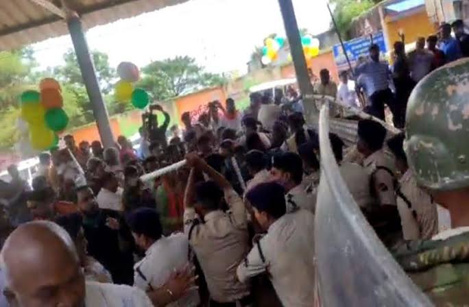 छत्तीसगढ़: ‘निर्माणाधीन’ दुर्ग अंडरब्रिज को खोलने की मांग पर लाठीचार्ज