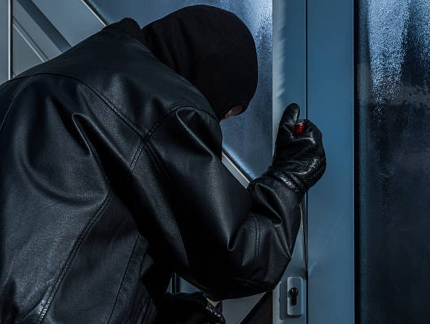 मां दंतेश्वरी के दर्शन के दौरान इंजीनियर के घर में चोरी की घटना