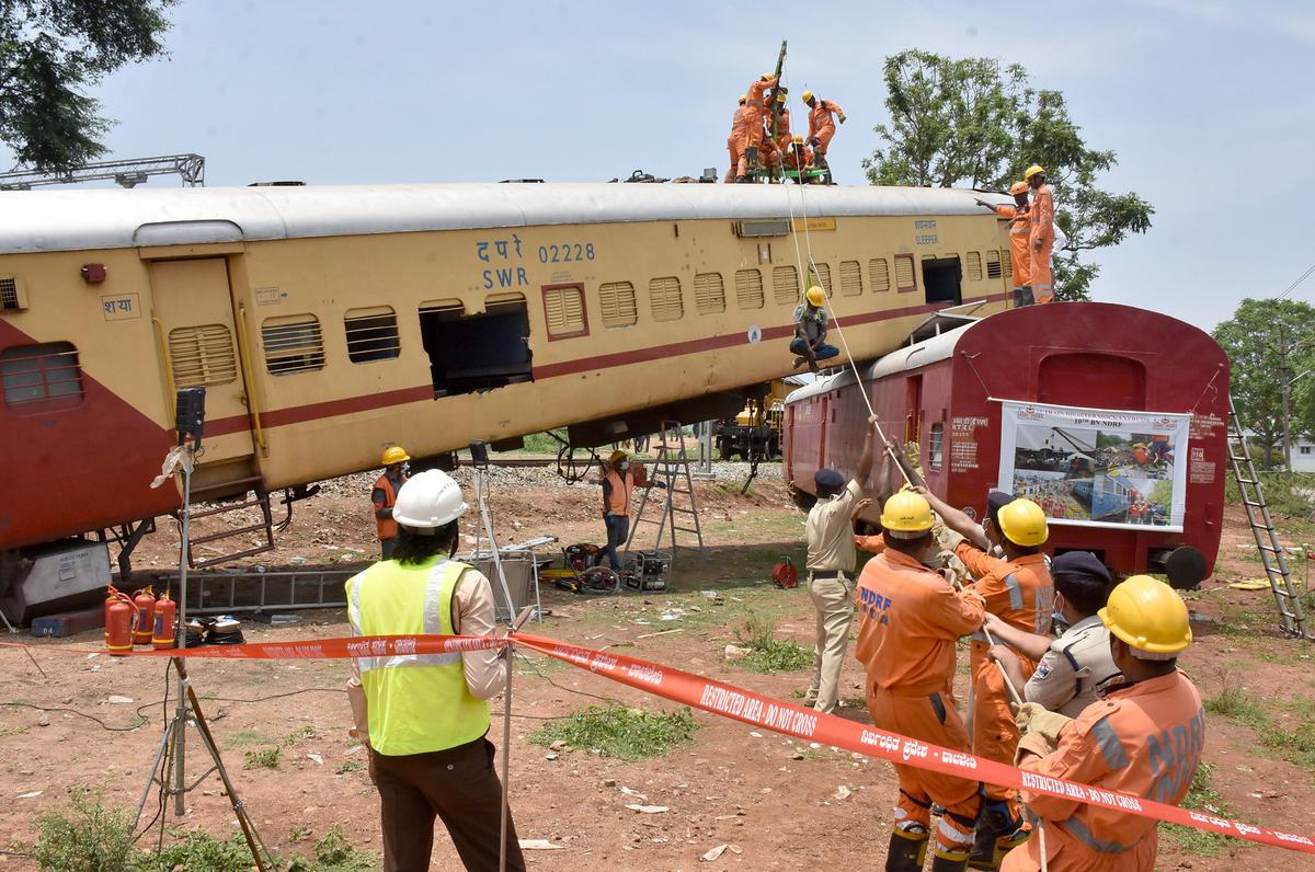 बाड़मेर रेलवे स्टेशन पर मॉक ड्रिल ने मचाई अफरातफरी