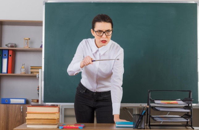 शिक्षिका के पिटाई से छात्रा की हालत नाजुक घरवालों ने की न्याय की मांग