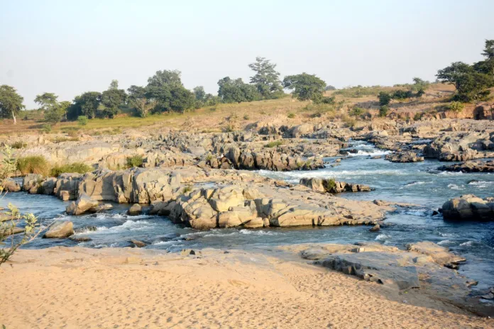 देवरी पिकनिक स्पॉट पर दो युवक नहाने के दौरान नदी में लापता