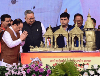 जे. पी. नड्डा को ढोकरा शिल्प से निर्मित राममंदिर की स्मृतिचिन्ह की गई भेंट