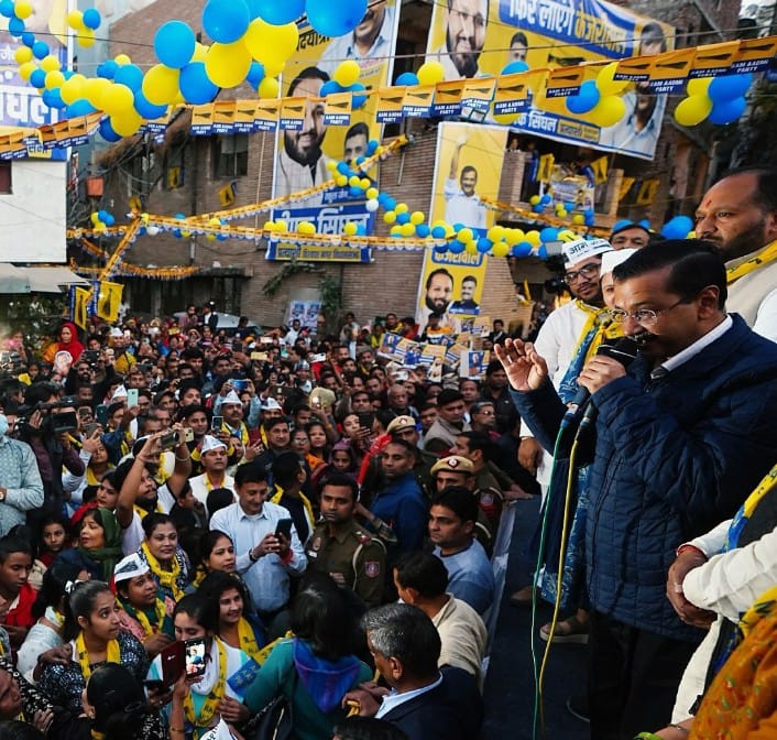 विश्वास नगर में अरविन्द केजरीवाल की पदयात्रा, जनता ने किया समर्थन