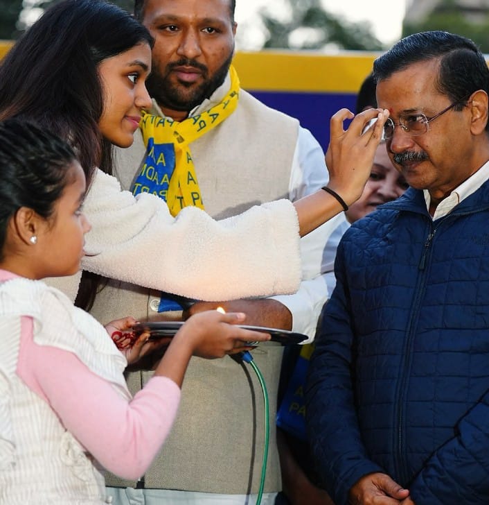 केजरीवाल ने विश्वास नगर में किया पदयात्रा, जनता का मिला अपार समर्थन